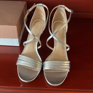 NWT Via Spiga silver strappy Sandler